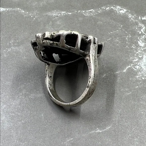 Vintage Sterling Mother of Pearl Cameo Black Onyx Ring - Picture 4 of 10